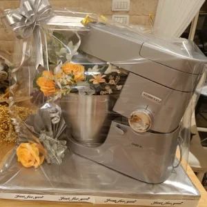 מיקסר קנווד עומד כסף עם פרחים ועטיפת מתנה